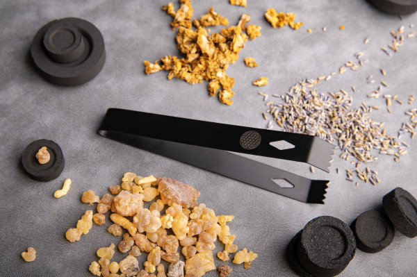 Kohlezange schwarz gepulvert