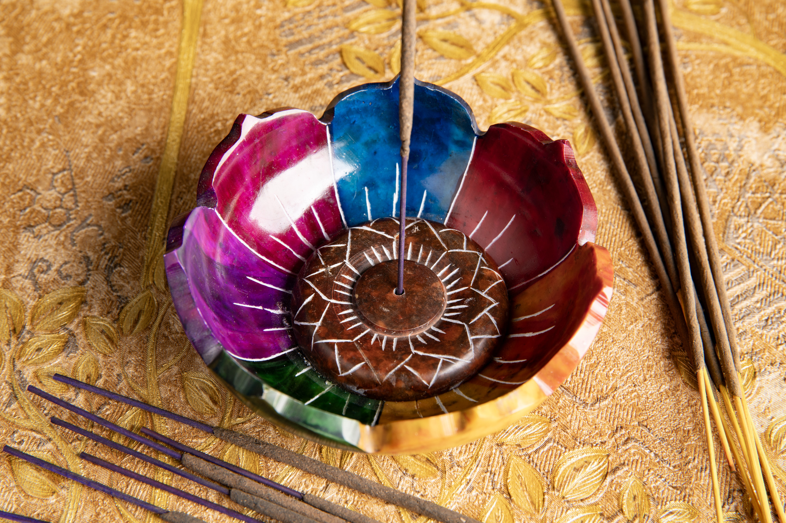 Medea, Stäbchenhalter Speckstein bunt